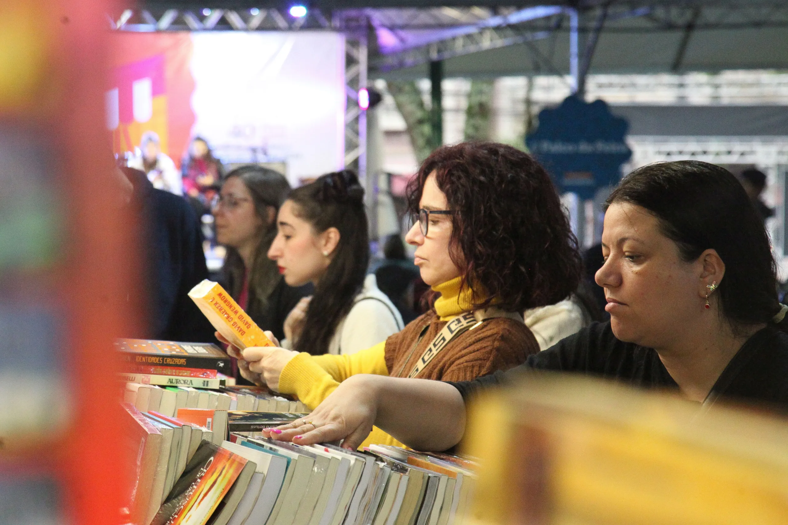 Feira do Livro encerra com mais de 35 mil exemplares vendidos e 143 mil visitantes em Caxias do Sul