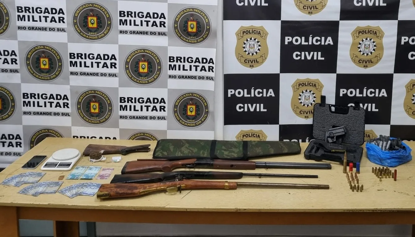 Polícia prende trio com pistola, revólveres, espingardas e drogas em Vacaria