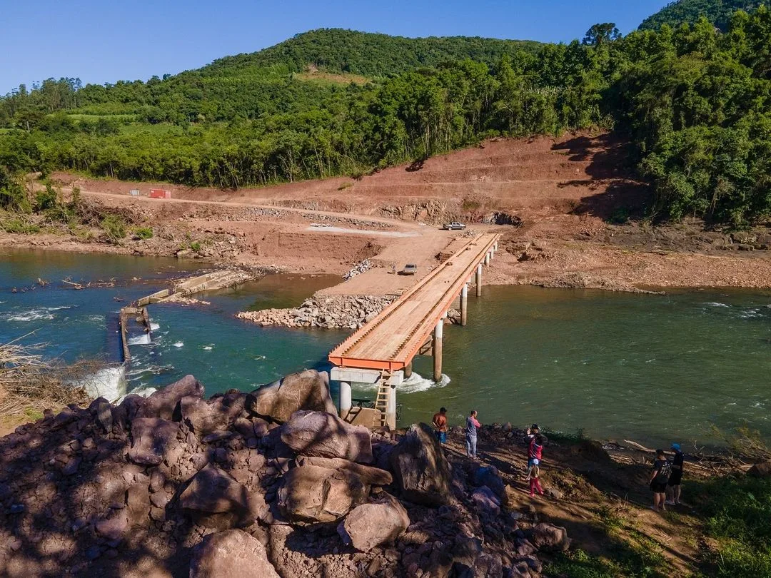 A obra de reconstrução da ponte sobre o Rio Carreiro, entre Cotiporã e Dois Lajeados, está em fase final