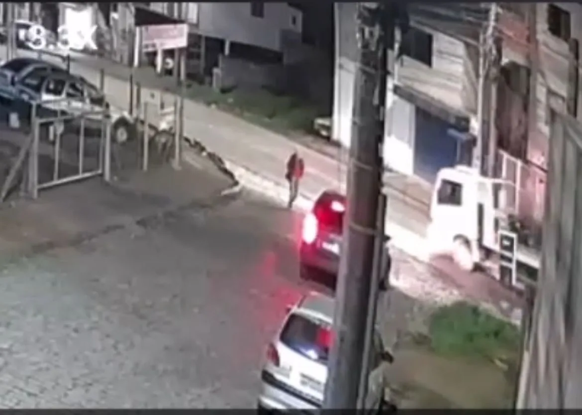 VÍDEO: Câmera flagra momento de atropelamento fatal na Zona Norte de Caxias do Sul