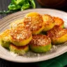 Abobrinha empanada com queijo parmesão e farinha de rosca