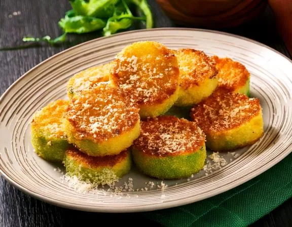 Abobrinha empanada com queijo parmesão e farinha de rosca