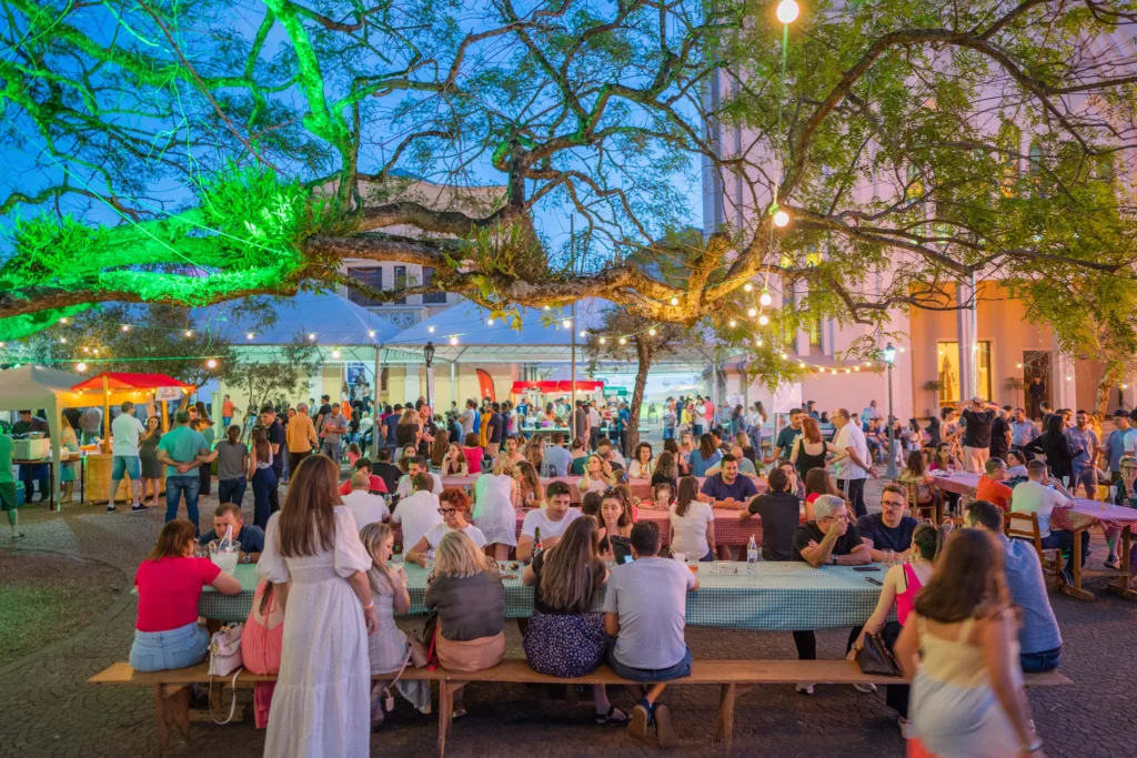 A festa ocorre na praça central, em frente à Igreja Matriz São Francisco de Assis, ícone da cidade.