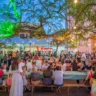 A festa ocorre na praça central, em frente à Igreja Matriz São Francisco de Assis, ícone da cidade.