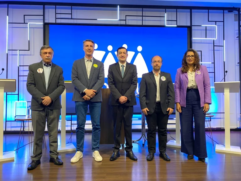 Os candidatos Adiló, Scalco, Felipe e Denise, junto ao  mediador Fabiano