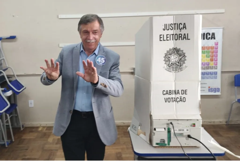 Adiló Didomenico confirmou o voto no início da manhã, na Escola Aristides Germani, bairro Rio Branco.