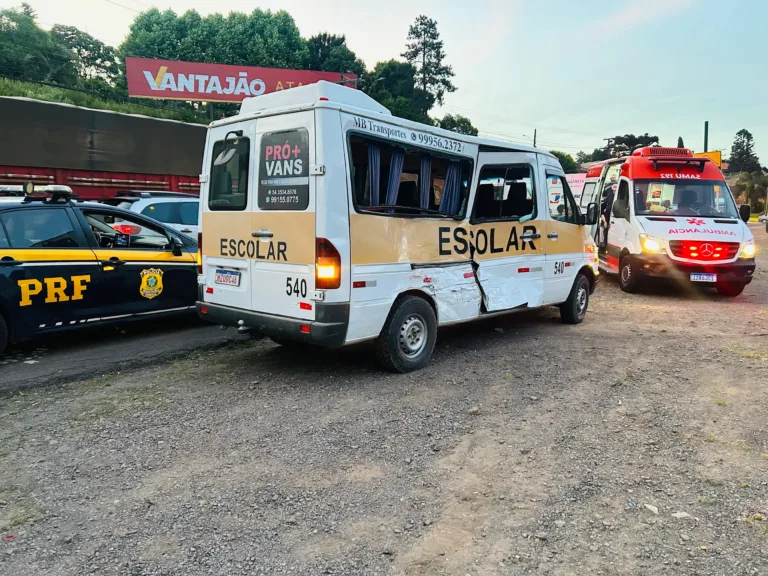 Acidente com van escolar deixa quatro pessoas feridas em Caxias do Sul