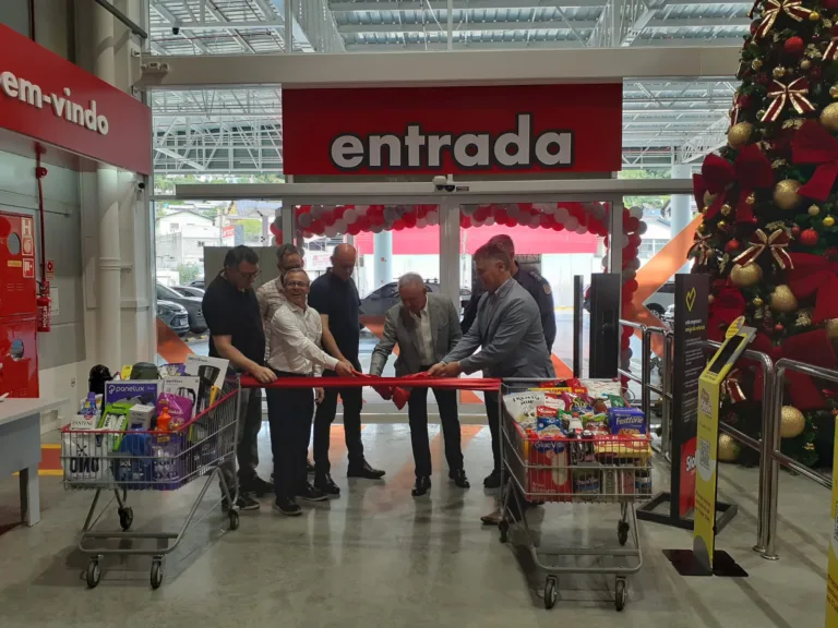 Sérgio Zaffari, diretores do grupo e autoridades descerraram a fira inaugural