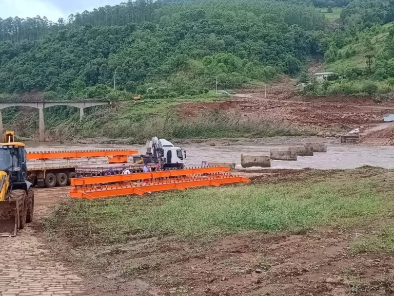 A ponte substituirá o acesso original, destruído pelas fortes chuvas de maio