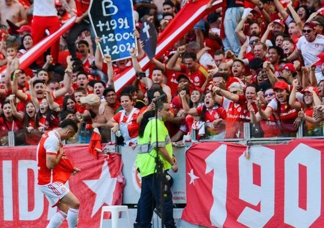 Com gol de Borré, Inter vence o Gre-Nal no Beira-Rio e encosta no G-4