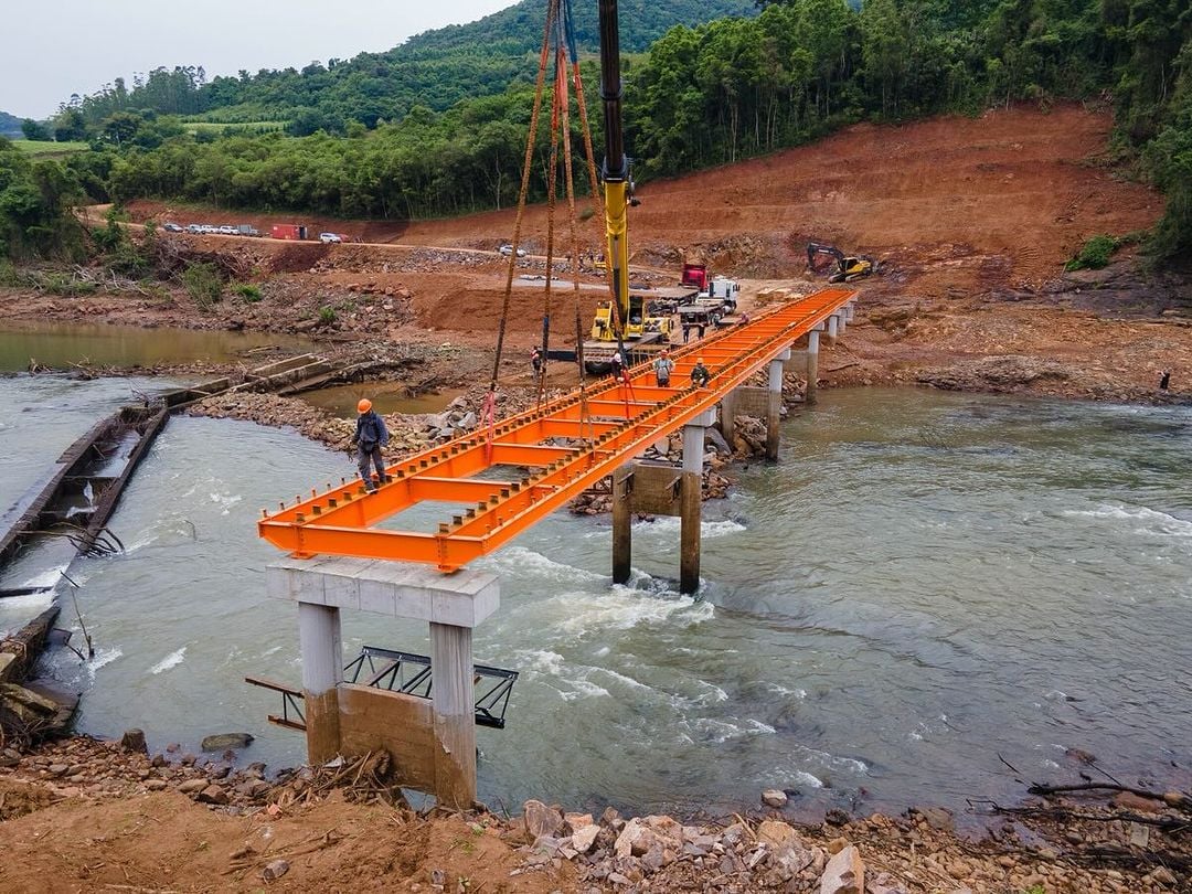 A etapa de içamento da estrutura metálica da ponte foi concluída na tarde da última sexta-feira (21).