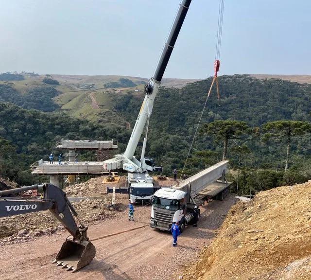 DNIT concluiu a confecção da mesoestrutura de três pilares da ponte, e iniciou o içamento das vigas entre estes apoios