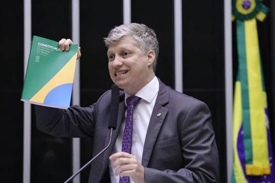 Deputado Marcel van Hattem denuncia suposta perseguição política pelo STF