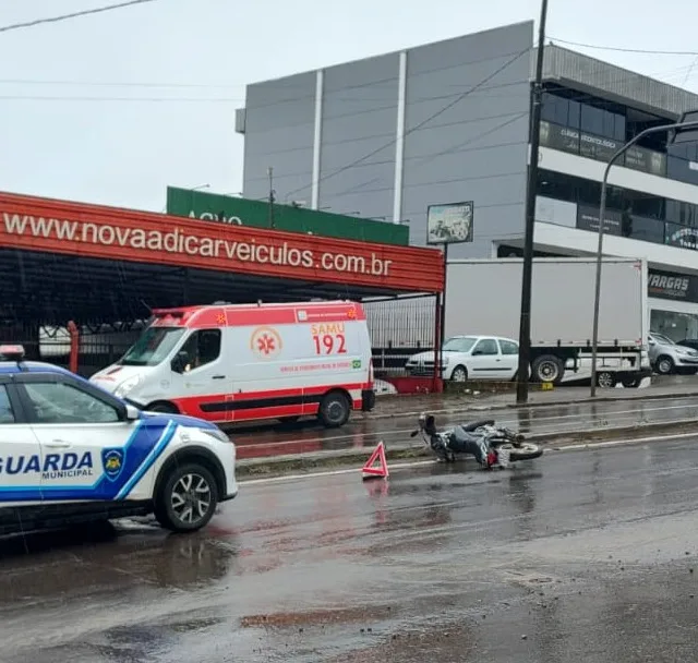 Motociclista fica ferido após colisão com carro em Caxias do Sul