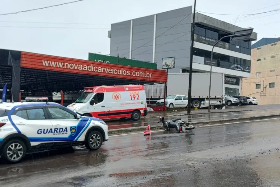 Motociclista fica ferido após colisão com carro em Caxias do Sul