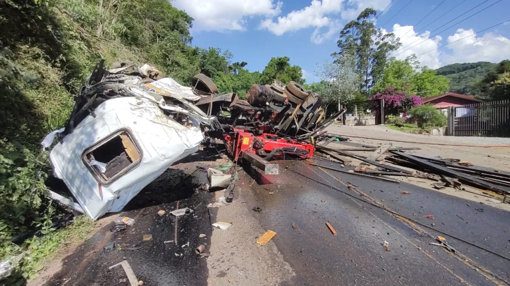 Caminhão bateu contra barranco após perder freios