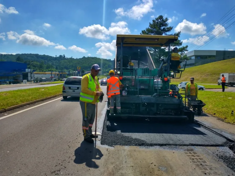 A manutenção das estradas pode eventualmente ocasionar redução de velocidade, retenção de veículos, trechos em meia-pista e tráfego intercalado