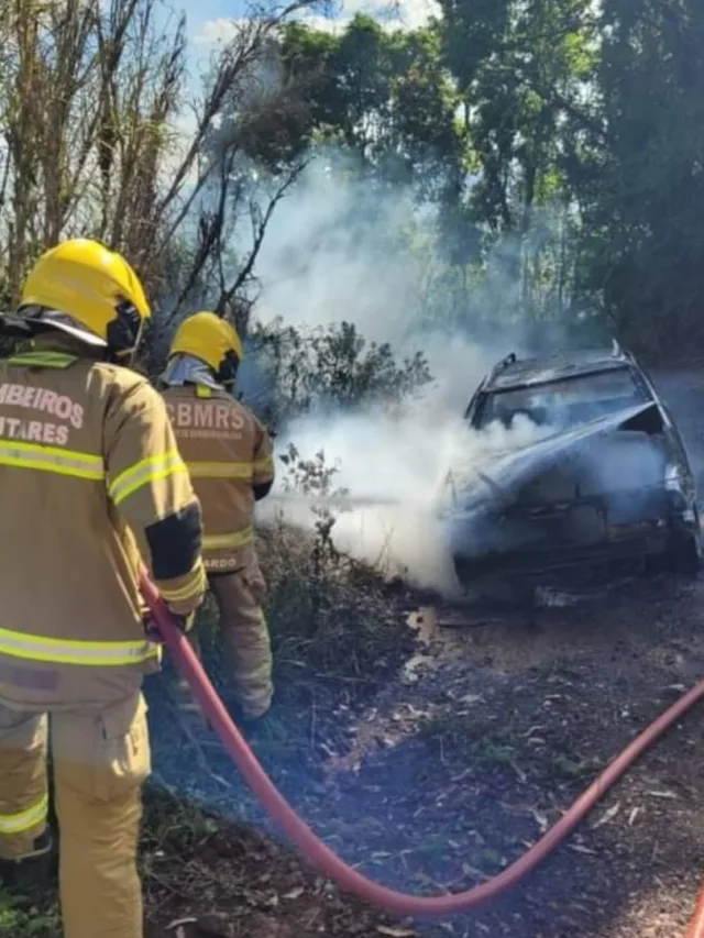 Sinistro acabou consumindo todo o veículo Volkswagen Parati 1.8 Tour, de cor prata.