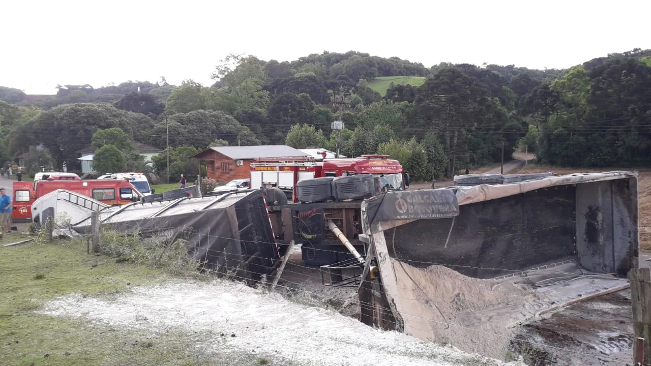 Motorista fica preso às ferragens após carreta tombar na ERS-126, em São Jorge