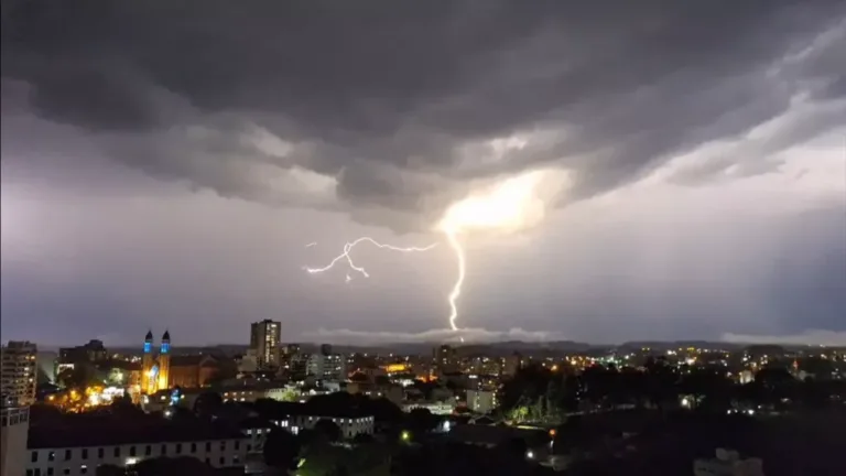 Confira dicas para evitar acidentes com a rede elétrica durante rajadas de vento e tempestades 