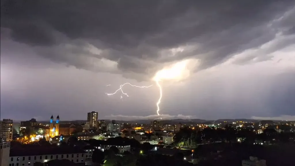 Confira dicas para evitar acidentes com a rede elétrica durante rajadas de vento e tempestades 