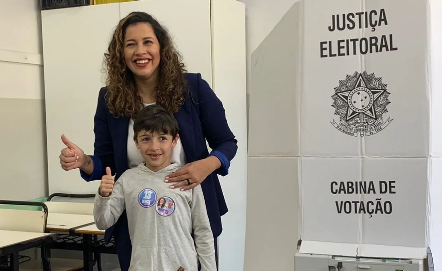 Candidata Denise Pessôa (PT) chegando à sua seção eleitoral 