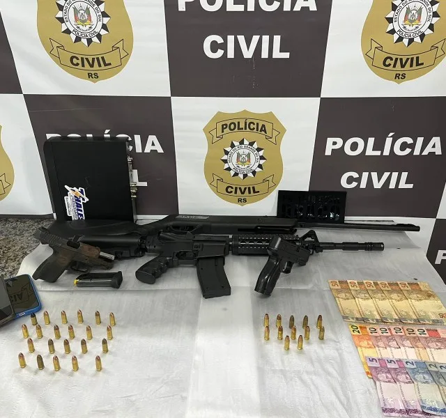 Drogas, armas, munições e quantia em dinheiro foram apreendidos