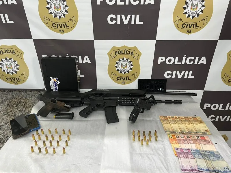 Drogas, armas, munições e quantia em dinheiro foram apreendidos