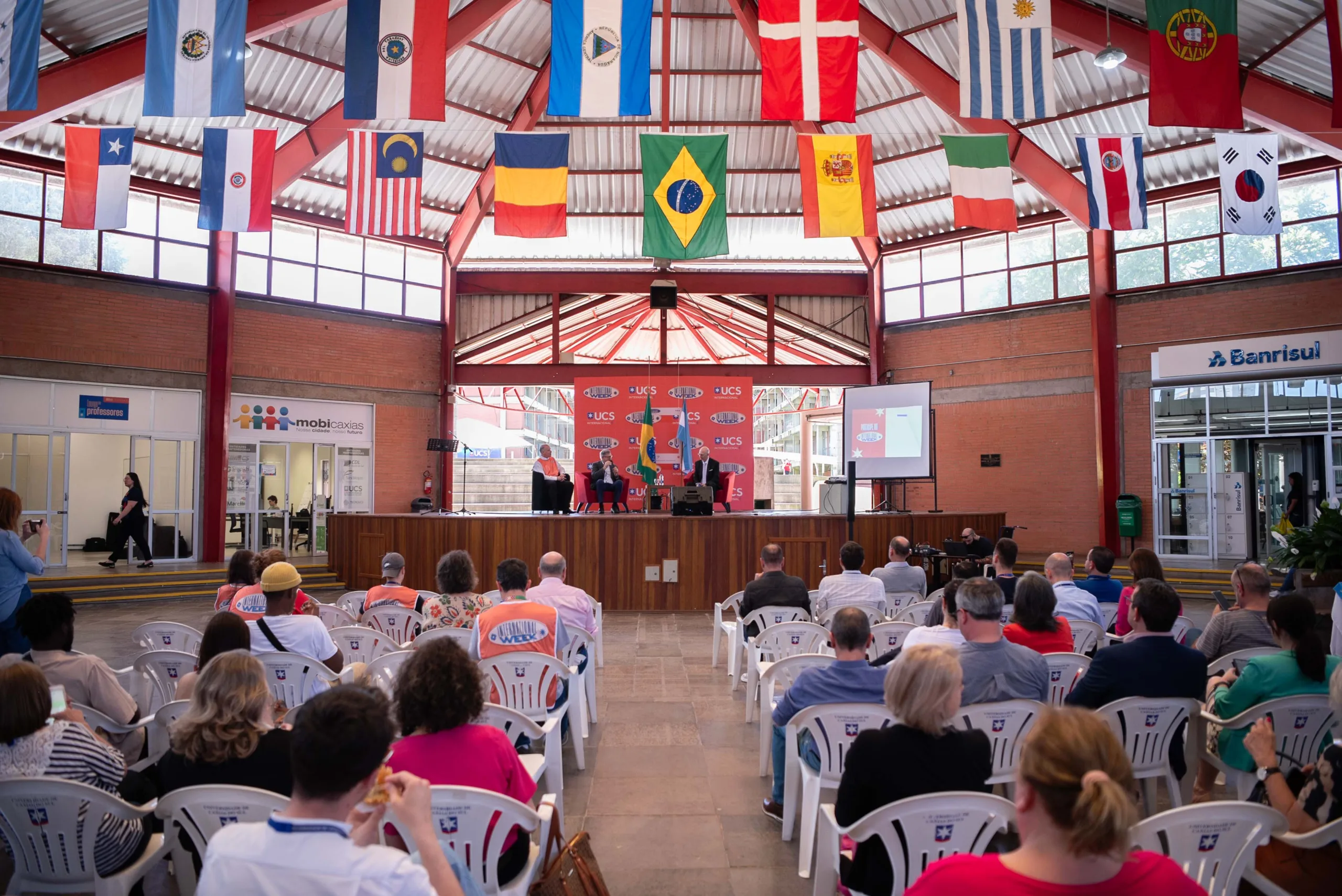 Abertura do evento ocorreu no Centro de Convivência.