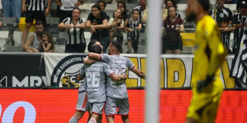 Inter vence o Atlético Mineiro por 3 a 1 e segue na cola do G-4 no Brasileirão