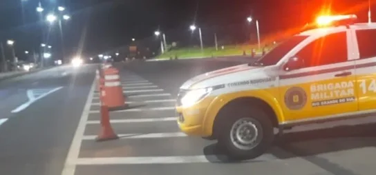 Dois tentam fugir de blitze e acabam presos por embriaguez ao volante em Caxias do Sul