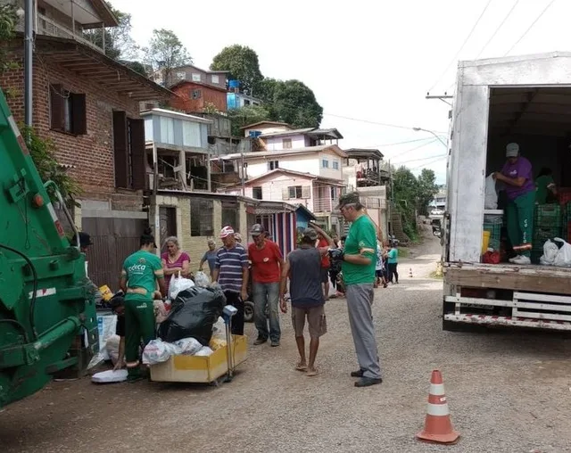 Programa solidário troca material reciclável por alimentos