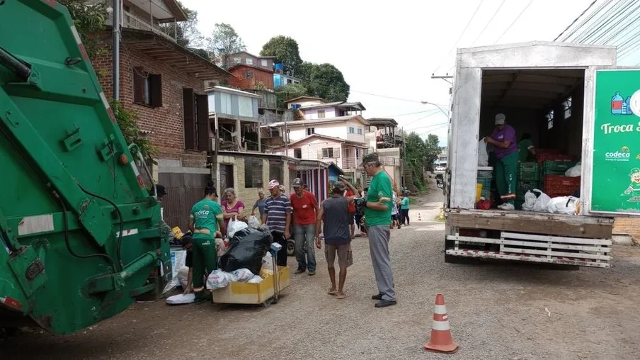 Programa solidário troca material reciclável por alimentos