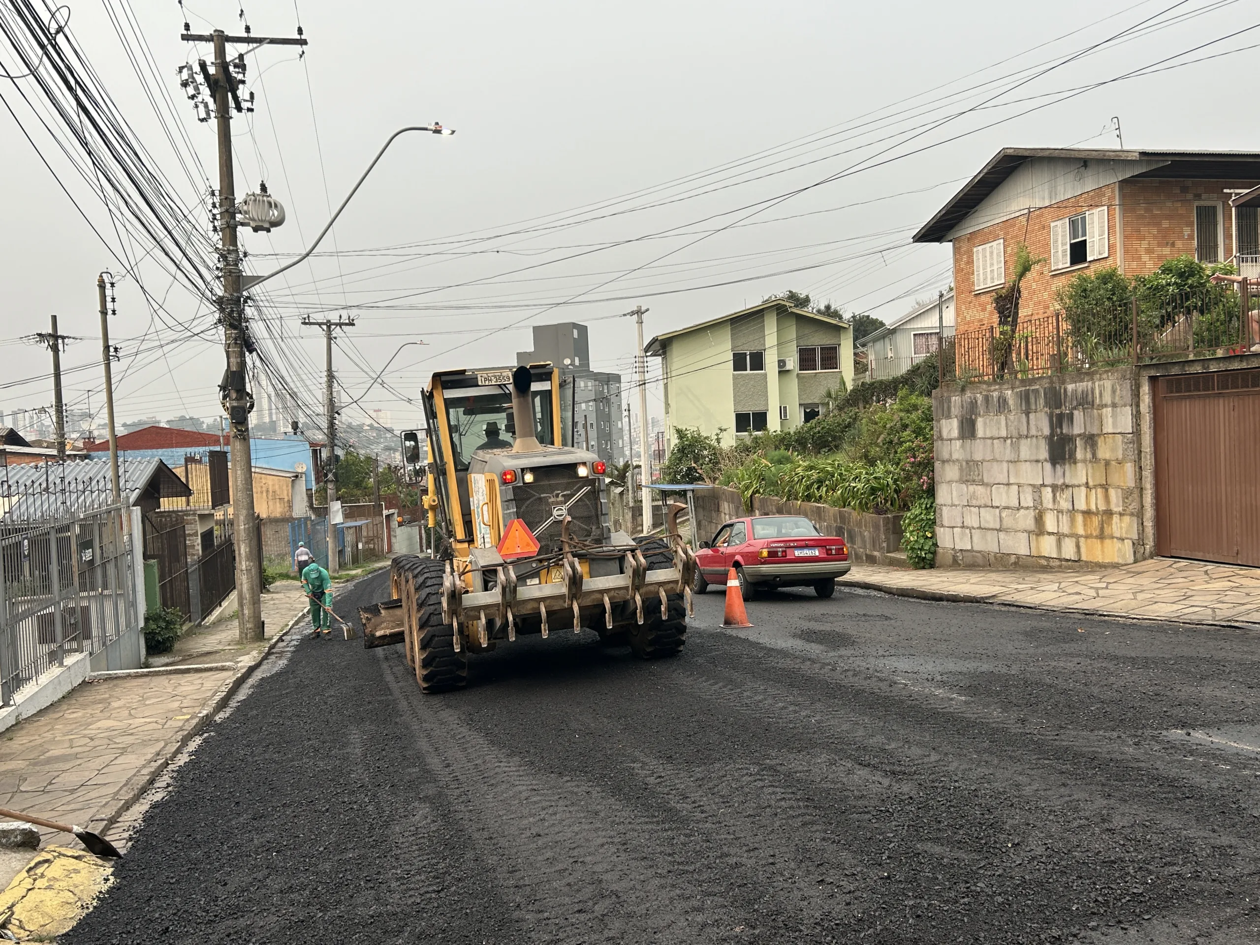 Asfalto produzido pela nova usina já é utilizado na pavimentação de ruas na cidade