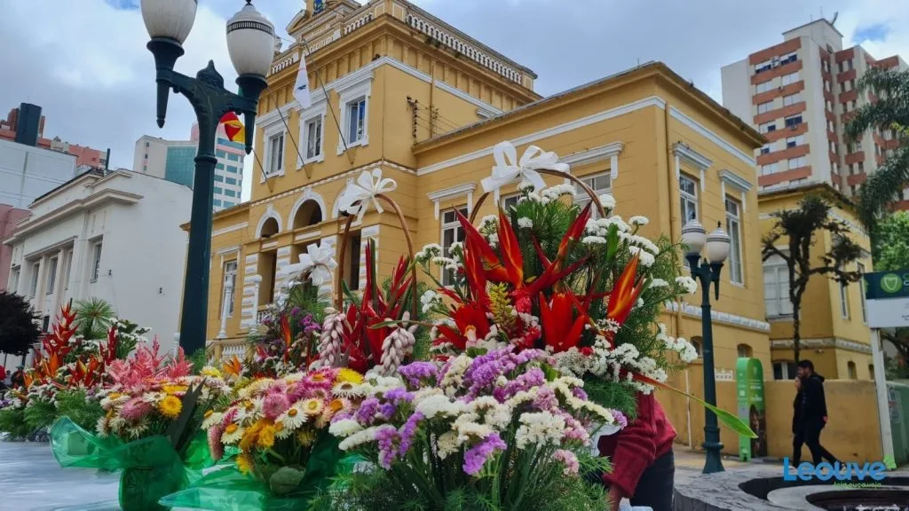 Com uma variedade de espécies disponíveis, o evento acontece tradicionalmente na véspera do Dia de Finados