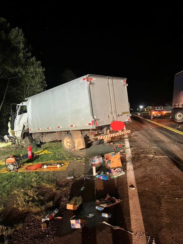 O motorista do caminhão de Caxias do Sul, de 38 anos, morreu no local do acidente.