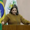 A candidata à vice-prefeita de Caxias do Sul na coligação “O Futuro é Agora”, Gládis Frizzo (PP) teve um mal súbito e foi socorrida às pressas para o Hospital Pompéia nesta manhã de quarta-feira (23). O fato foi confirmado pela assessoria de imprensa da campanha. De acordo com comunicado, Gládis estava em casa, no bairro Desvio Rizzo, quando passou mal e desmaiou por volta das 7h. Ela foi socorrida por familiares e, nesta manhã, passa por avalização médica. Acredita-se inicialmente que a candidata possa ter sofrido um princípio de Acidente Vascular Cerebral (AVC). O candidato a prefeito, Maurício Scalco (PL), acompanha a situação de saúde de Gládis. Novas informações devem ser emitidas pela assessoria de imprensa ao longo desta quarta-feira. Na noite de terça-feira (22), ela havia participado de um ato de campanha da coligação junto a deputados e políticos. Porém, no final de semana, Gládis não participou de eventos e caminhadas por conta de um forte resfriado.