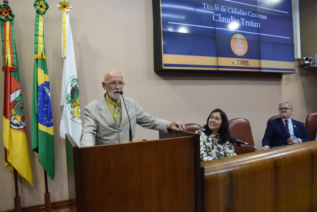 Na Tribuna da Câmara quando recebeu o título de Cidadão Caxiense