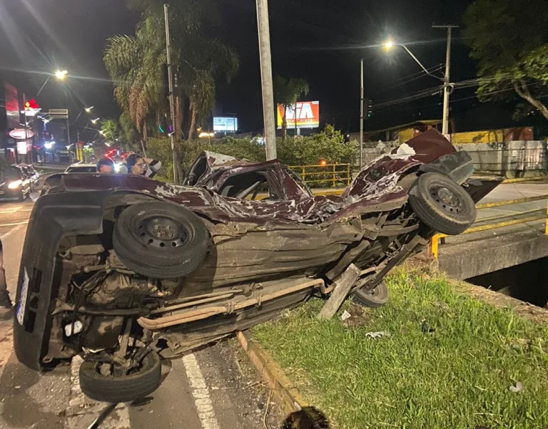 Motorista morre em acidente entre carro e caminhão guincho na Perimetral Norte, em Caxias do Sul