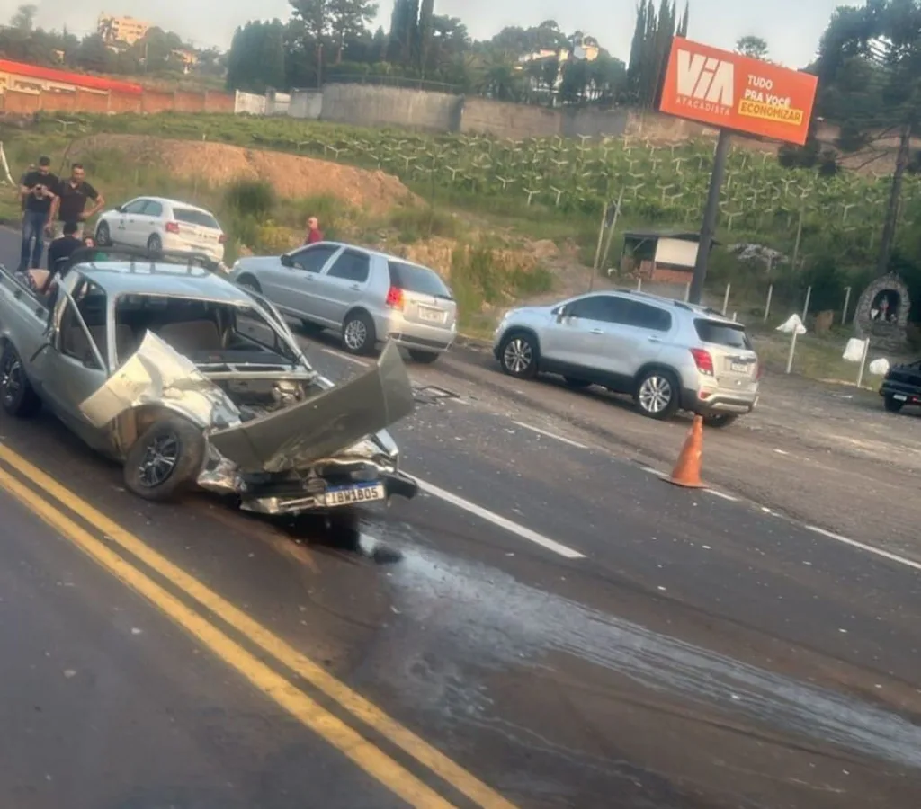 A colisão envolveu um GM/Chevy e um Fiat/Strada, por volta das 18h30.