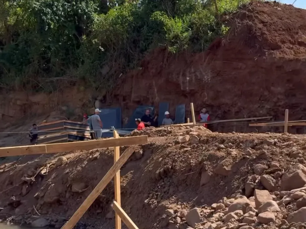 Construção de ponte em Santa Tereza