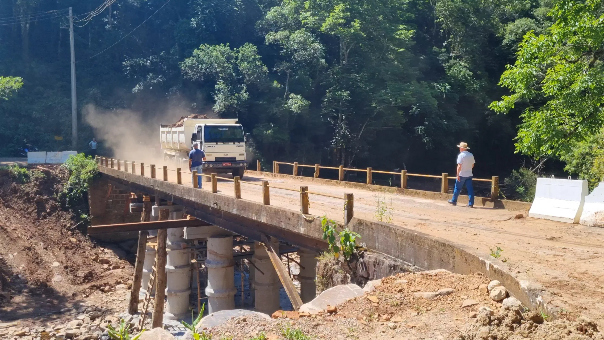 Ponte foi liberada para veículos nesta quinta-feira