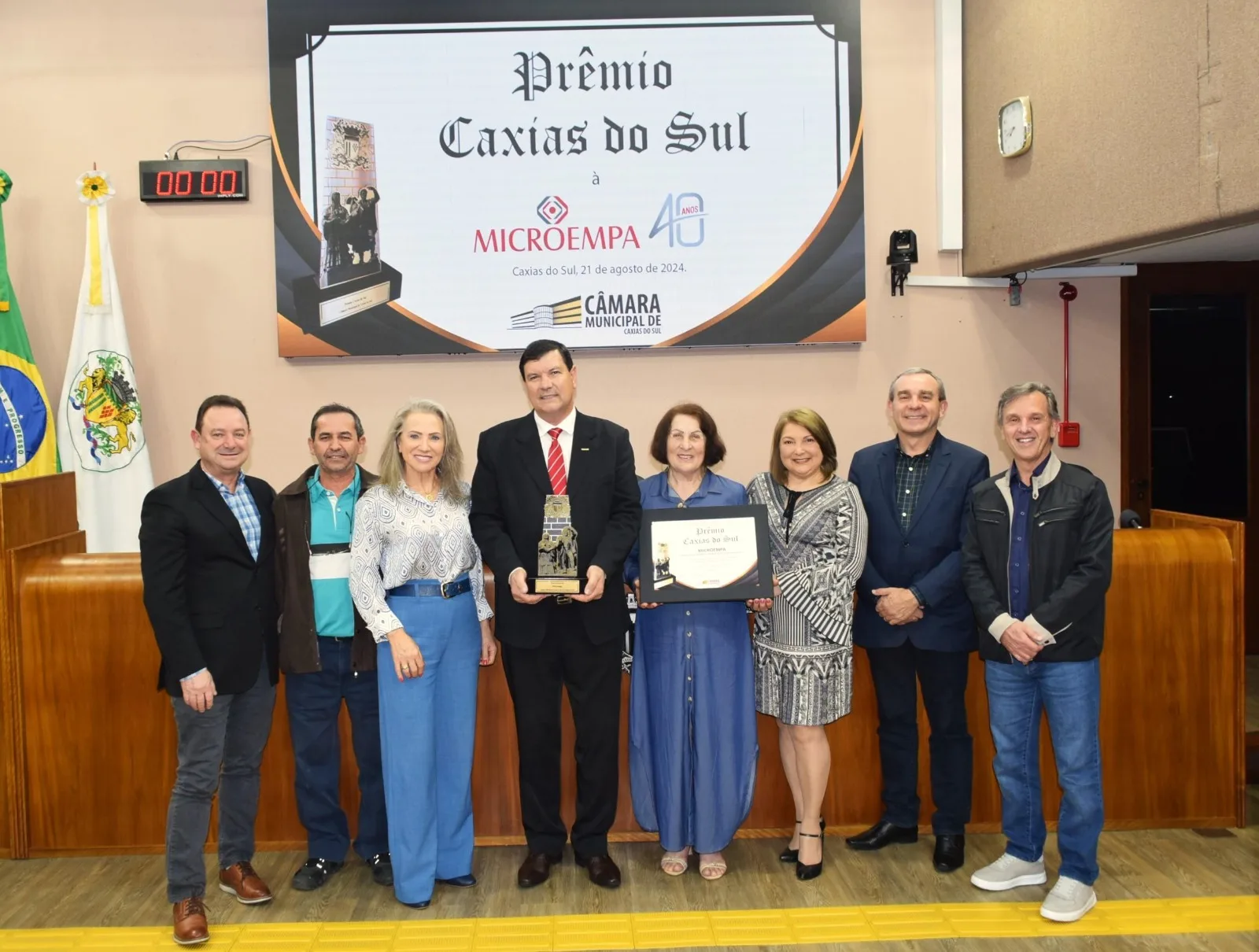 Presidente Pedro Steffens e ex-presidentes da Microempa recebendo o Prêmio Caxias do Sul, em homenagem aos 40 anos na Câmara de Vereadores, 2024.