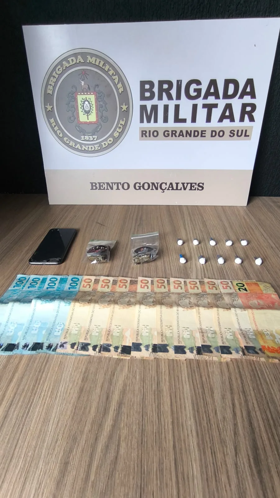 Com o jovem, foram localizadas 10 porções de cocaína, duas porções de maconha, mais R$ 870, em moeda corrente.