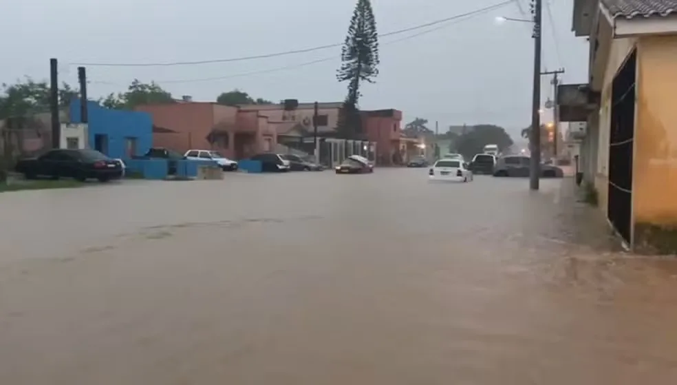 Ruas e casas ficaram alagadas por causa do grande volume de precipitação, cerca de 140 milímetros em uma hora.