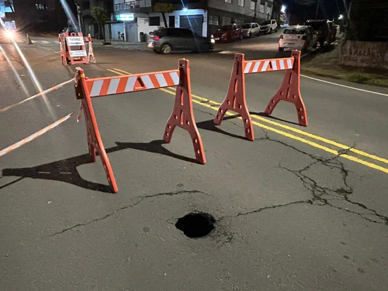 No fim de outubro, por conta de um buraco na via (foto), a Secretaria executou a manutenção pontual e emergencial no local,