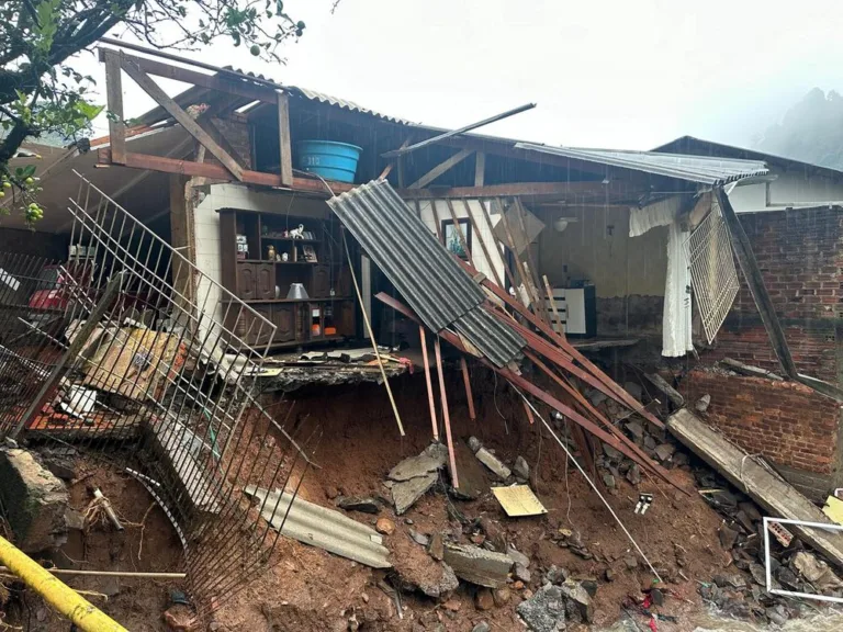 Estragos no município atingiram vários locais da cidade, destruindo moradias