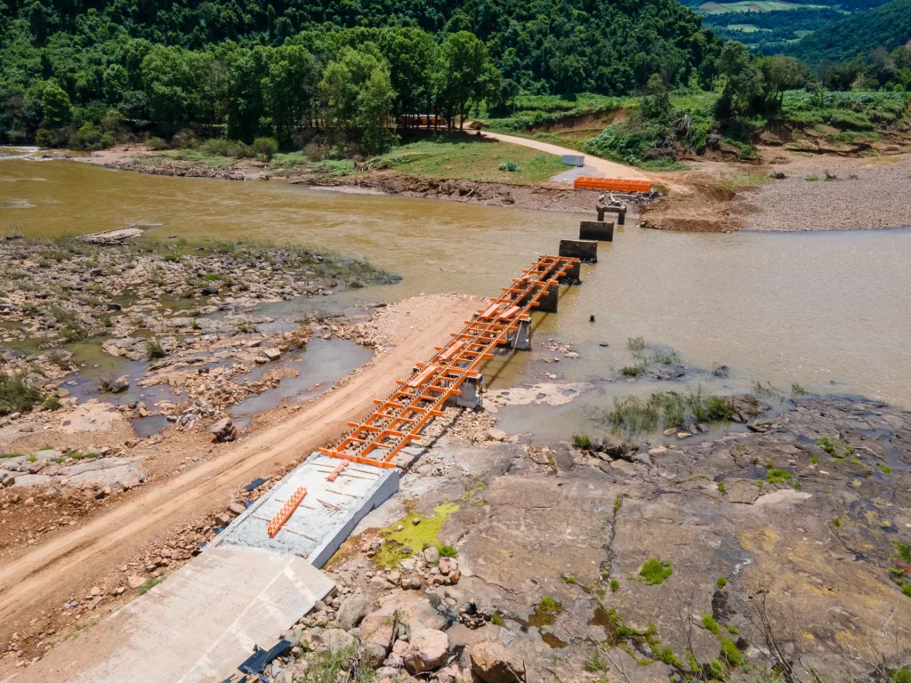 A construção da nova ponte está na fase final de montagem da parte metálica.