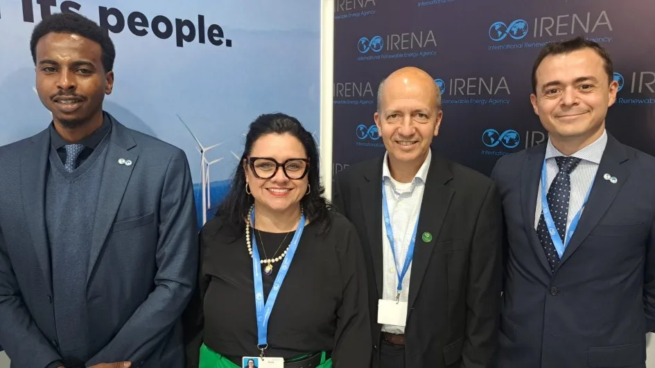 Marjorie e Renato, com os representantes da IRENA na COP29