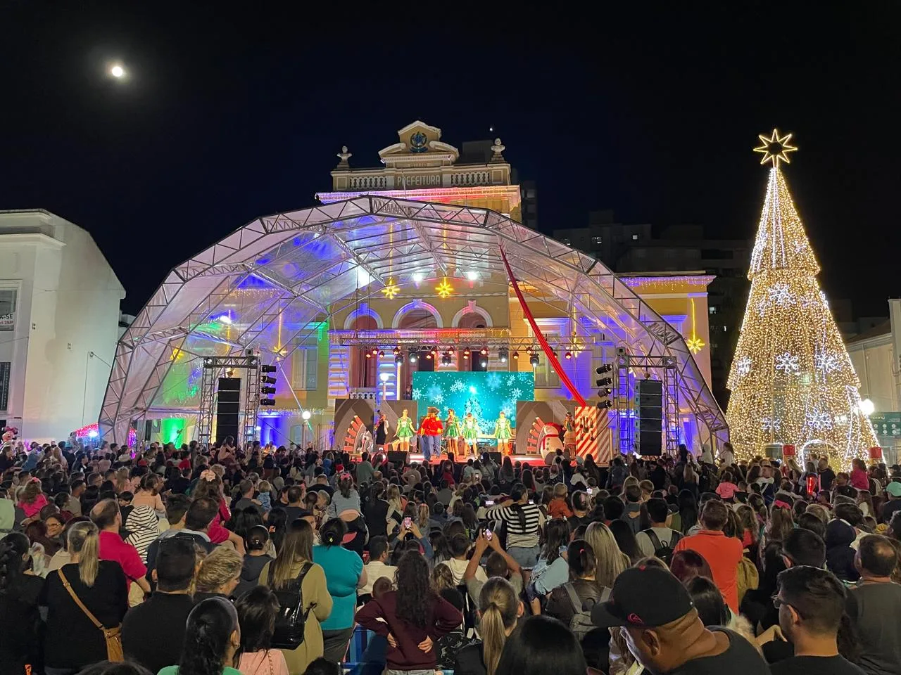 A programação segue até o dia 22 de dezembro, com shows nos bairros e interior.